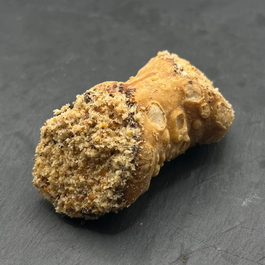 Geniet van de heerlijke Cannoli Nocciola - Hazelnoot, ambachtelijk gevuld met romige hazelnootvulling, perfect bij een kop koffie.