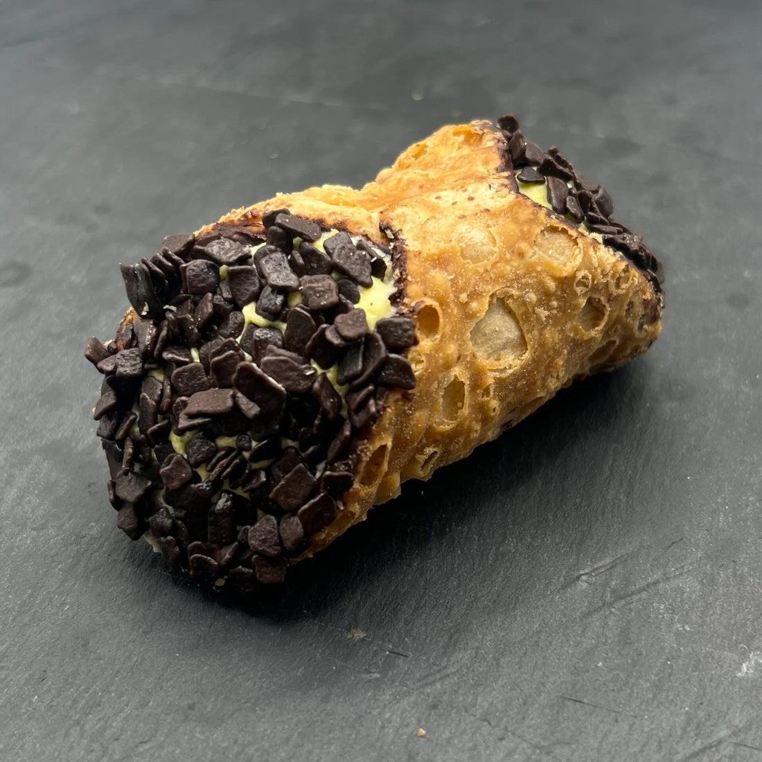 Geniet van onze Cannoli Vaniglia - Vanille, een heerlijk Siciliaans gebakje met romige vanille-vulling, perfect bij een kopje koffie.